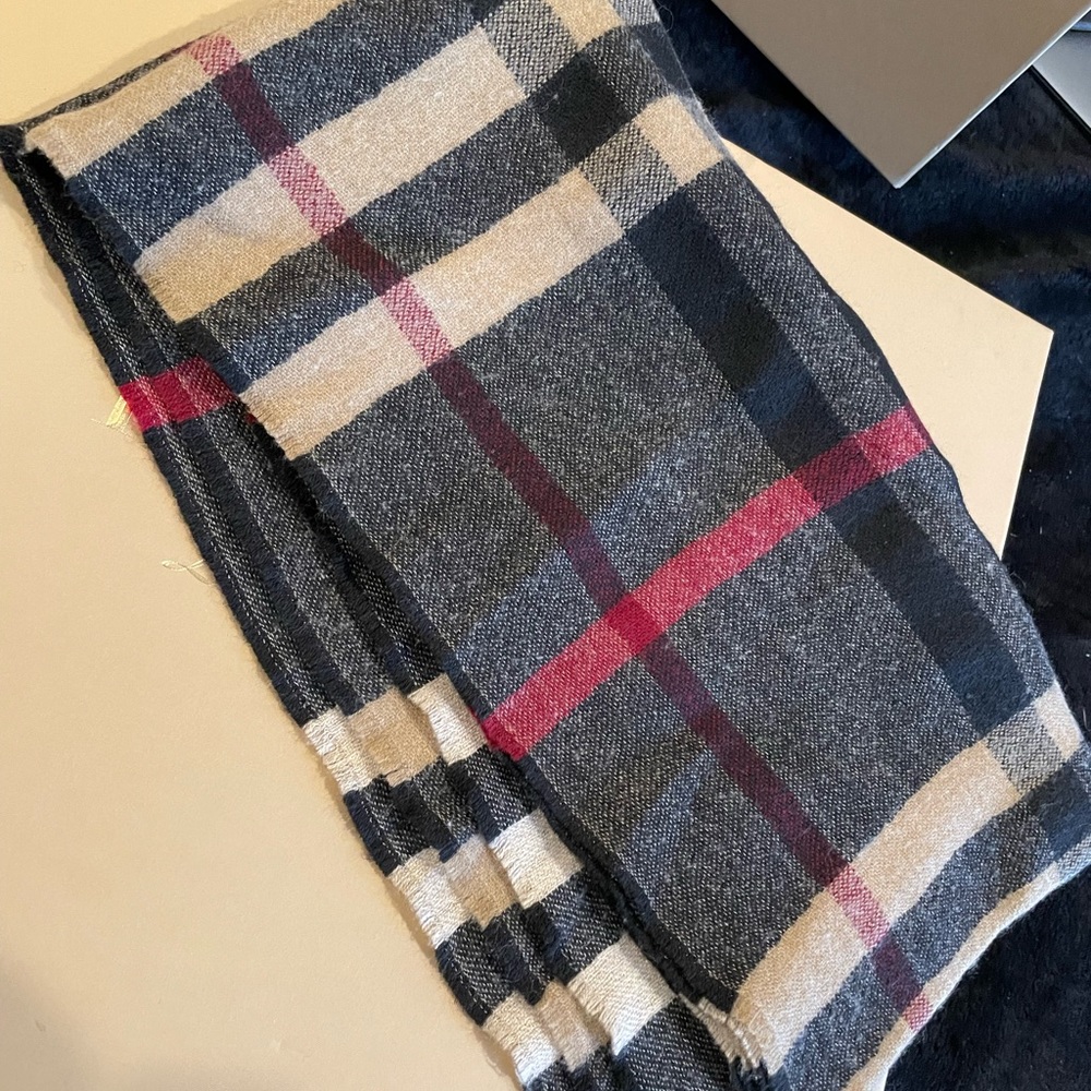 Authentic Burberry wool scarf - Picture 4 of 6